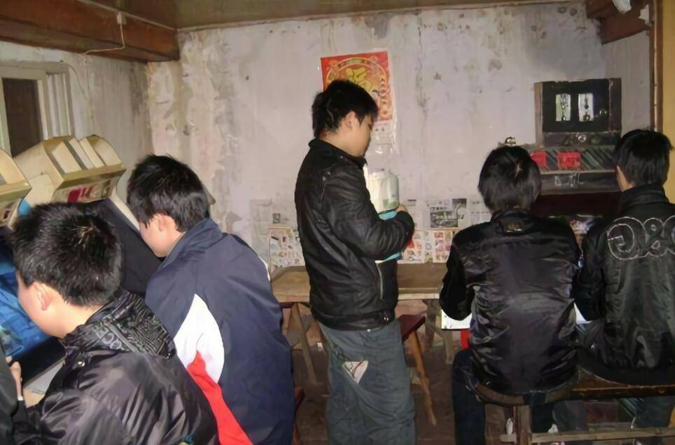 拳皇_历代冠军是谁_八神0冠草薙京4冠,他不是主角却拿了5冠