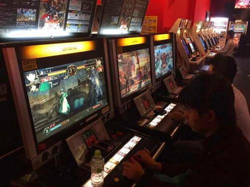 街机格斗游戏界臭名昭著的《拳皇97》，为何被许多老玩家尊为神作